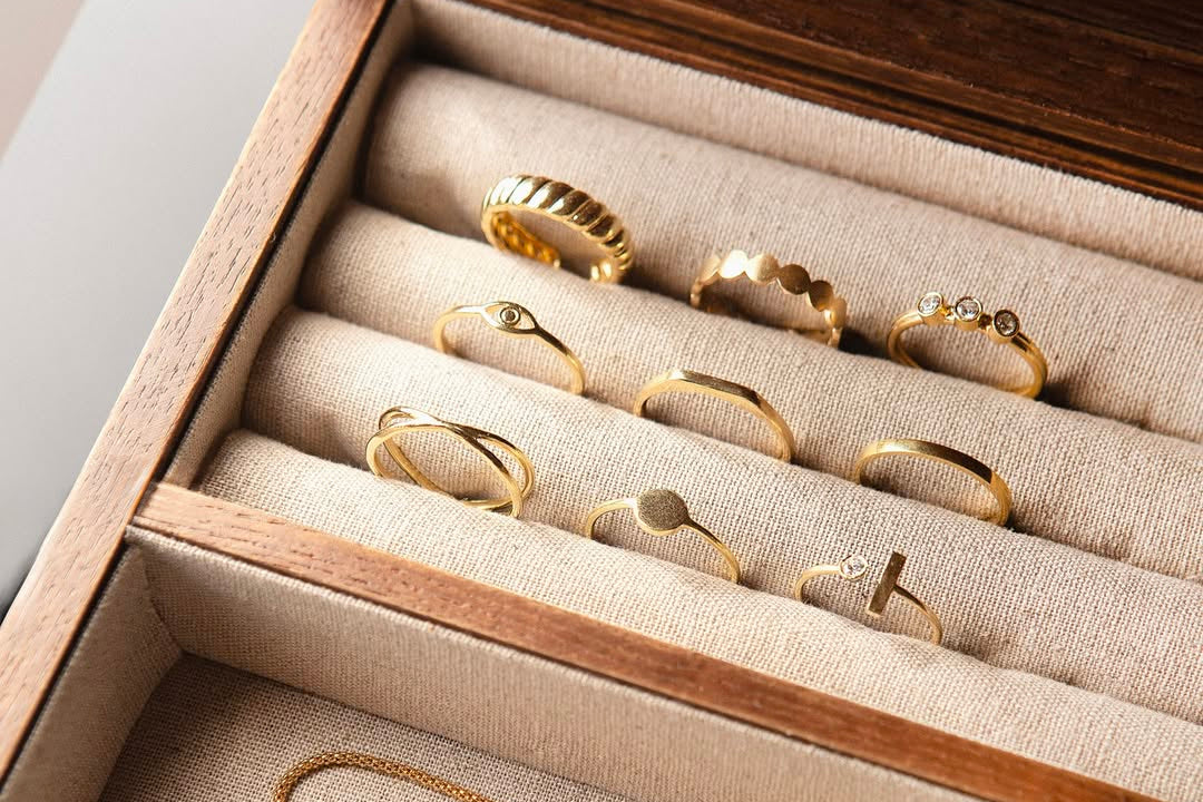 Portagioie contenente anelli orecchini ed una collana di Sparkling Wishes, linea di gioielli artigianali. Design minimal ed elegante