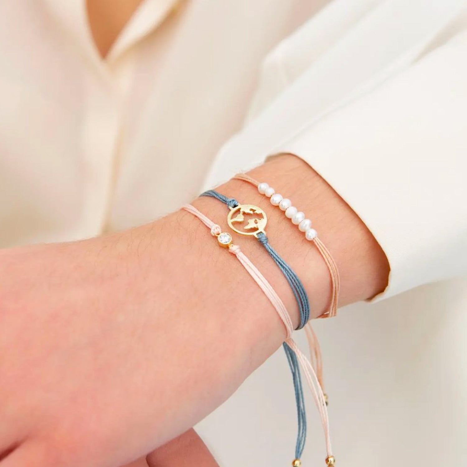 bracciale travel a forma di mondo per chi ama i viaggi