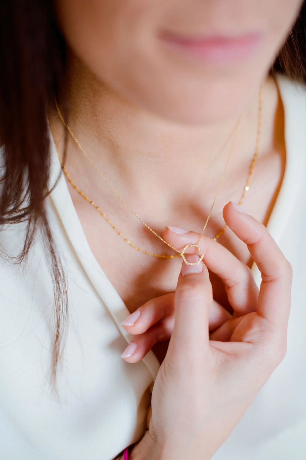 collana life lines a forma di esagono indossata 