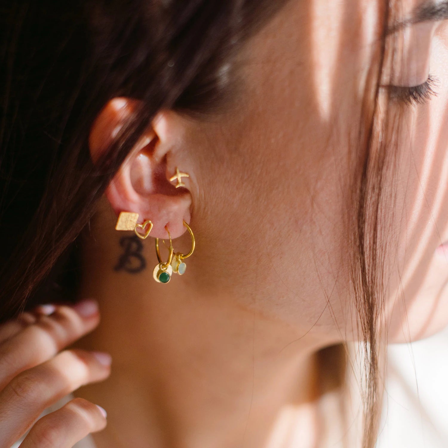 orecchini Sparkle fatti a mano con argento placcato oro e zircone verde